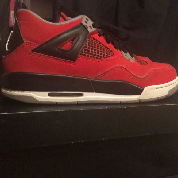 el toro jordan 4